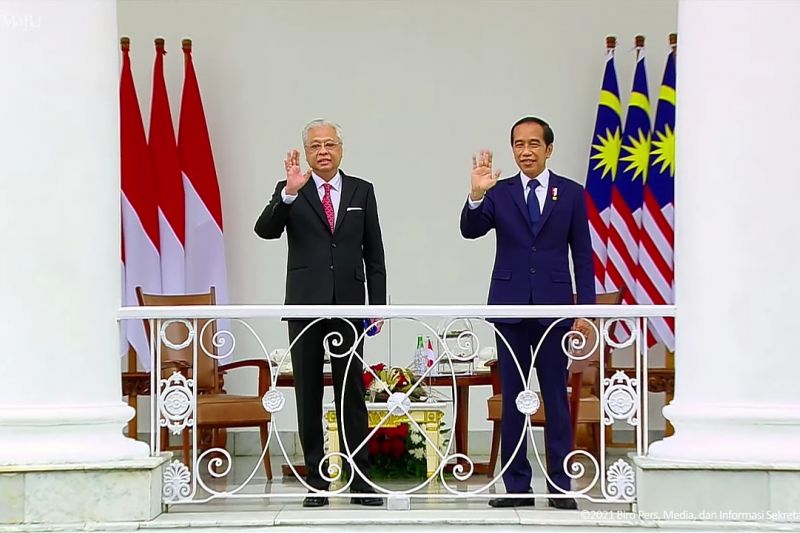 Malaysian Prime Minister Sri Ismail Sabri Yaakob (left) and Indonesian President Joko Widodo (right)